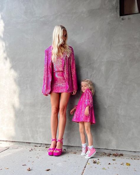 Faceless Instagram, Pink Disco, Mother Daughter Outfits, Stylish Mom, Pink Photo, Mom And Daughter, Mommy Life, Mom Daughter, Girl Style