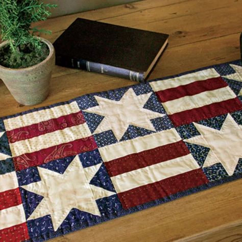 How to Make Star and Flag Quilt Blocks for Patriotic Quilts American Flag Quilt, Patriotic Table Runner, Table Topper Patterns, Flag Quilt, Quilted Table Runners Patterns, Quick Quilt, Place Mats Quilted, Patriotic Quilts, Quilt Of Valor