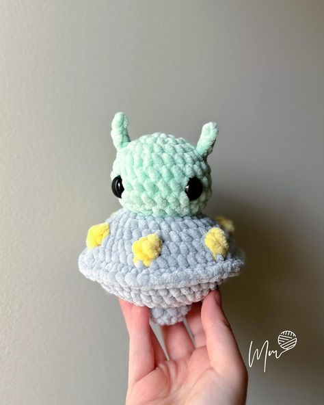 Weebee the Space Invader No Sew Crochet Pattern - Etsy Australia Things To Crochet For Boyfriend, Small Crochet Plushies, Space Crochet Pattern, Mystery Crochet Pattern, Crochet No Sew Amigurumi, No Sew Crochet Patterns, No Sew Crochet Amigurumi, Fun Crochet Patterns, Cartoon Crochet