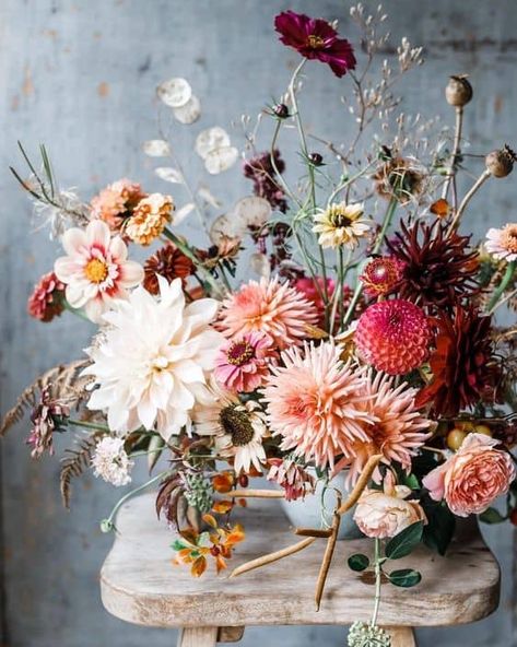 Bouquets Of Flowers, Dahlia Bouquet, A Bunch Of Flowers, Flower School, Bouquet Arrangements, Floral Photography, Dahlia Flower, Bunch Of Flowers, Arte Floral