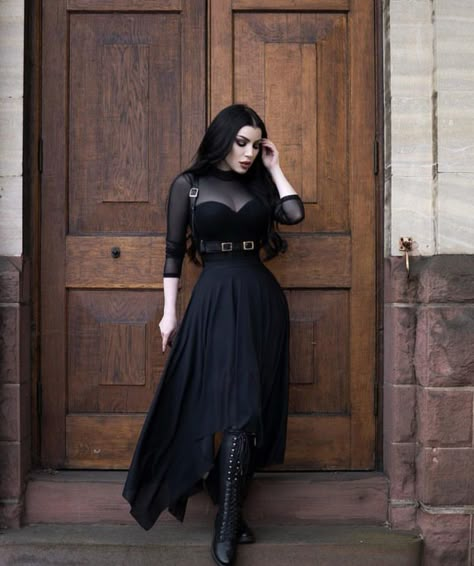 Luxury Goth Outfits, Gothic Concert Outfit Ideas, Goth Easter Outfits, Corporate Goth Outfits, Goth Instagram, Clean Goth, Gothic Dark Academia, Vintage Halloween Costumes, My Style Outfits