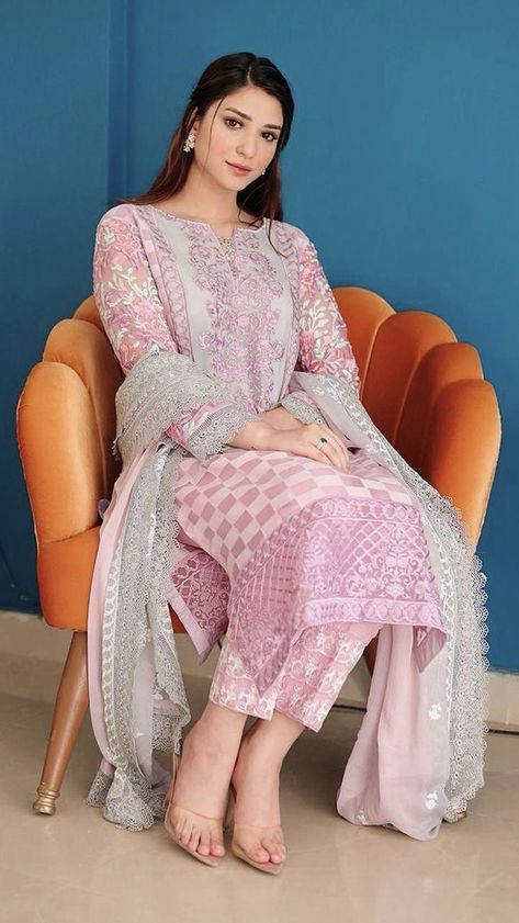 Ramsha Khan, Pakistan Dress, Body Hot, Pakistani Fashion Party Wear, Stylish Suit, Simple Pakistani Dresses, Stylish Dress Book, Pakistani Dress Design, Pakistani Bridal