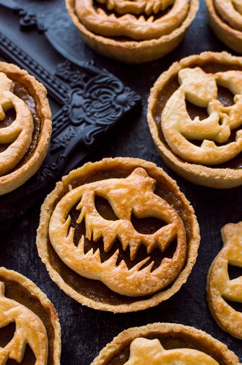 Halloween Jack-O-Lantern pumpkin pies - break out your best pumpkin carving skills & bake these spooky pies for a Halloween party to impress your guests! Halloween Dumplings, Amazon Png, Romantic Halloween, Mini Pie Recipes, Dessert Halloween, Halloween Breakfast, Amazing Pumpkin Carving, Mini Pumpkin Pies, Vegan Pumpkin Pie