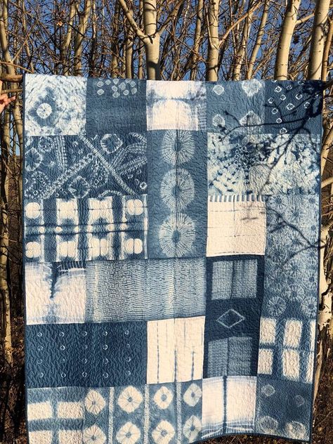 Quilt. Oh yes! Shibori Quilts Ideas, Shibori Quilt, Indigo Quilts, Japanese Boro Textiles, Abstract Quilts, Japanese Quilt Patterns, Shibori Diy, Asian Quilts, Indigo Quilt