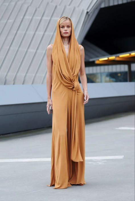 Got Dorne Aesthetic, Dune Inspired Fashion, Dune Outfit Inspiration, Sahara Outfit, Greek Goddess Aesthetic Outfits, Dune Inspired Outfit, Dune Costumes, Dune Outfit, Dune Fashion