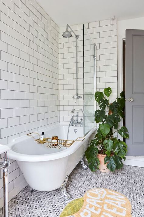 73 Clawfoot Bathtubs With A Refined Feel - Shelterness Small Victorian Bathroom, Victorian Bathroom Accessories, Clawfoot Tub Bathroom, Heritage Bathroom, Shower Over Bath, Victorian Bathroom, Real Homes, Diy Concrete, Bathroom Top