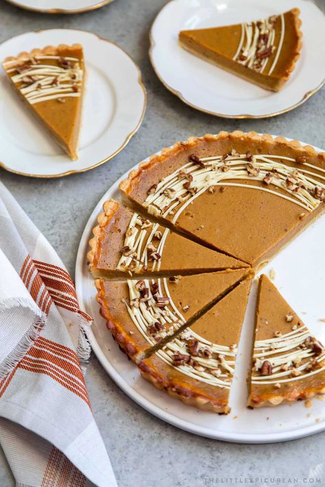 Easy Pumpkin Tart - The Little Epicurean Pumpkin Pie Designs Crusts, Beautiful Pumpkin Pie, Pumpkin Pie Designs, Pumpkin Pie Decoration, Pumpkin Pie Halloween, Pumpkin Tart, Fresh Pumpkin Pie, Dessert Thanksgiving, Thanksgiving Cake