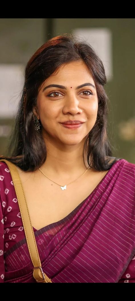 Pic Actress, Malayalam Actors, Madonna Sebastian, Peacock Drawing, Vijay Actor, Face Images, Actress Pics, Drawing Images, Indian Actress Hot Pics