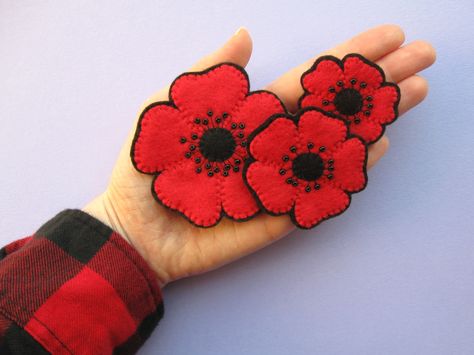 These are the three sizes of felt poppies you can make with my poppy tutorial - I'd like to pretend that wearing a coordinating flannel shirt while taking these product pics was a clever styling strategy... but really, I just like flannel shirts. Beaded Poppy, Poppy Template, Felt Poppy, Poppy Tutorial, Knitted Poppies, Felt Flower Template, Flower Sewing, Poppy Images, Felt Flowers Patterns