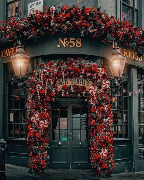 VISIT LONDON on Instagram: "Celebrating the most magical time of the year, one Christmas display at a time😍 [📸 @lundonlens] #LetsDoLondon #VisitLondon" Christmas Decor Candy Cane, Candy Cane Christmas Decor, Aesthetic Christmas Decor, Luxury Christmas Decor, Christmas Candy Cane Decorations, Christmas Entry, Decoration Vitrine, Candy Cane Christmas, London Christmas