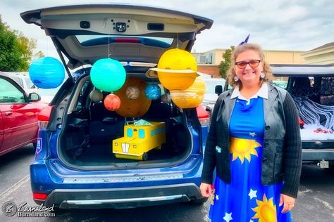 Mrs Frizzle Trunk Or Treat, Boho Trunk Or Treat, Magic School Bus Trunk Or Treat Ideas, Trunk Or Treat Magic School Bus, Back To The Future Trunk Or Treat, Magic School Bus Trunk Or Treat, Bus Library, Mrs Frizzle, Yellow Spray Paint