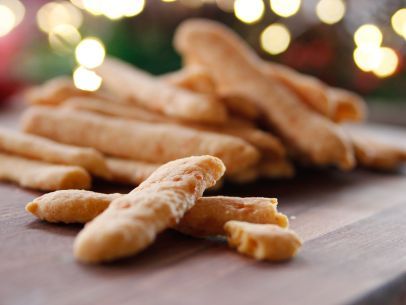 Get this all-star, easy-to-follow Cayenne Cheese Straws recipe from Ree Drummond Savory Shortbread, Cheese Straws Recipe, Ree Drummond Recipes, Xmas Baking, Pioneer Woman Ree Drummond, Holiday Appetizers Recipes, Super Snacks, Cheese Straws, Vegetarian Sides