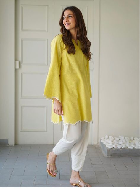 Stylish Kurtis Design, Simple Kurta Designs, Pakistani Fashion Casual, Casual Indian Fashion, Desi Fashion Casual, Pakistani Fancy Dresses, Pakistani Dresses Casual, Pakistani Fashion Party Wear, Salwar Kamiz