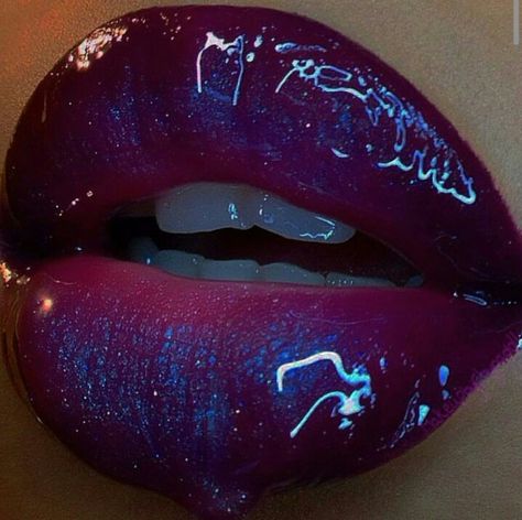 @makeupbychynadoll instagram Iridescent Eyeshadow, Glossy Lips Makeup, Make Carnaval, Sugarpill Cosmetics, Makeup For Black Skin, Catty Noir, Purple Lips, Swag Makeup, Dope Makeup