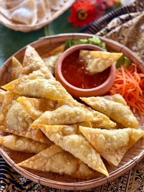 Thai Fried Wonton Recipe (Kiew Tod) Thai Wontons, Wonton Dipping Sauce, Homemade Dipping Sauce, Wonton Recipe, Fried Wonton, Thai Dinner, Thai Appetizer, Pork And Shrimp, Thai Snacks