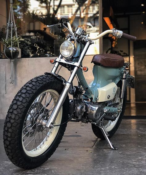 Cafe  Racers  Customs  Cars ☄️ on Instagram: “Loading... - Honda 100cc. Via @benditamamacchina” Honda C90, Vintage Honda Motorcycles, Honda C70, Electric Bike Kits, Honda Super Cub, Motorcycle Drawing, Motorised Bike, Vintage Helmet, Honda Cub