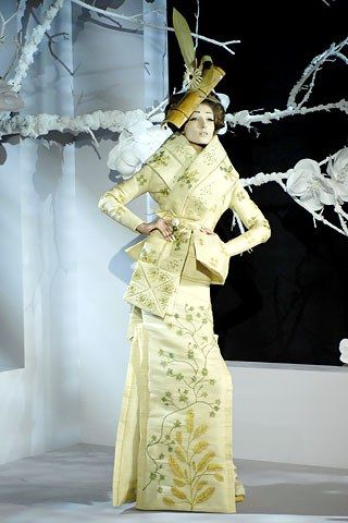 Christian Dior Spring 2007 Couture Fashion Show - Yevgeniya Kedrova Yellow Flower Dress, Moda Kimono, 2007 Fashion, Galliano Dior, Japanese Costume, Dior Collection, Mode Kimono, Christian Dior Haute Couture, Dior Haute Couture