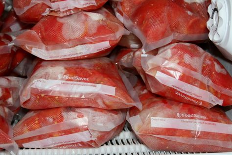 How to Freeze Fresh Tomatoes - Delishably - Food and Drink Freeze Fresh Tomatoes, Freezing Tomatoes, Canned Tomatoes, Jam And Jelly, Canning Tomatoes, Fresh Tomatoes, Freezer Meals, Vegetable Dishes, Fresh Food