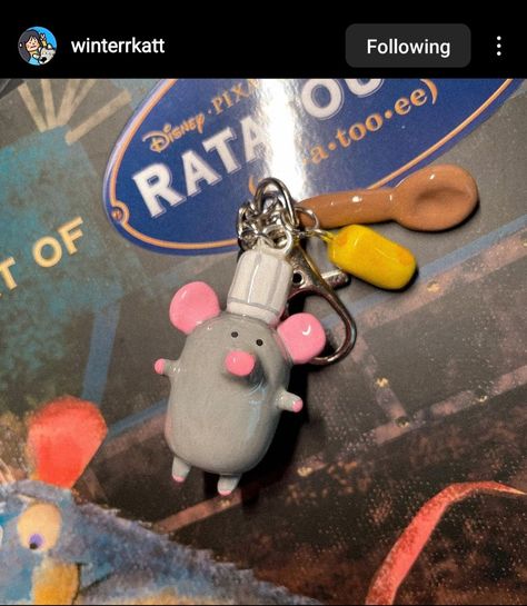 Funny Air Dry Clay Ideas, Polymer Clay Keychain Ideas, Disney Clay Charms, Clay Keychain, Air Dry Clay Projects, Tanah Liat, Play Clay, Clay Diy Projects, Clay Crafts Air Dry