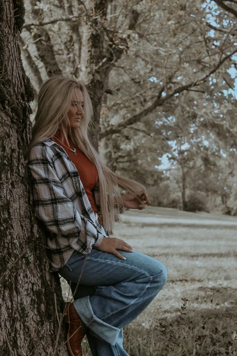 Cowgirl Senior Pictures, Leah Fish, Western Photo Shoots, Cute Senior Pictures, Senior Photoshoot Poses, Western Girl Outfits, Western Photoshoot, Western Photo, Casual Country Outfits