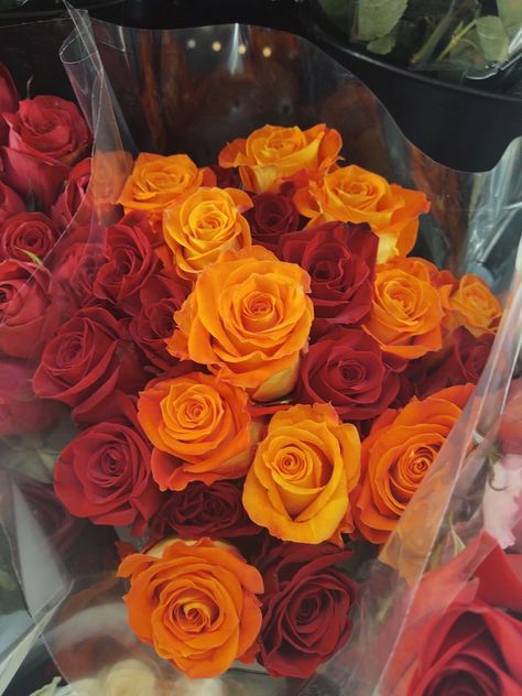 Orange Red Roses, Yellow Flowers Bouquet, Orange Rose Bouquet, Beautiful Flowers Photography, Nothing But Flowers, Paper Craft Diy Projects, Flowers Aesthetic, Gorgeous Flowers, Flower Therapy