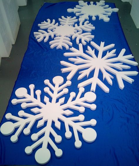 Huge 1m Snowflakes Giant Snowflakes Diy Outdoor, Large Snowflake Decorations, Giant Paper Snowflakes, Giant Snowflakes, Christmas Shop Displays, Large Snowflakes, Diy Xmas Ornaments, Frozen Decorations, Winter Baby Shower Themes