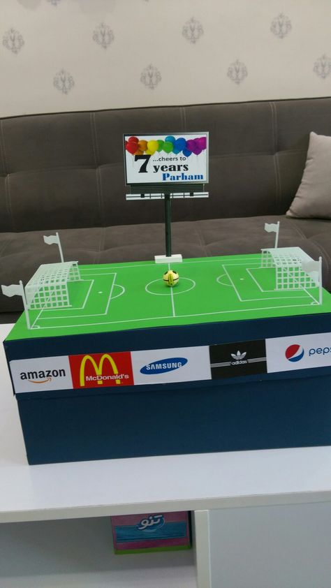 Soccer field gift box Shoe Box Float, Soccer Goal, Diy Cardboard, Grad Party, Grad Parties, 5th Birthday, Psych, Shoe Box, Soccer Field