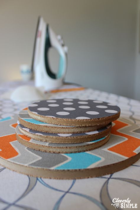 sides of cork trivet and coaster made with fabric Hot Pads Diy, Wine Cork Coasters, Trivets Diy, Cork Trivet, Coaster Crafts, Christmas Craft Fair, Cork Diy, How To Make Coasters, Fabric Placemats