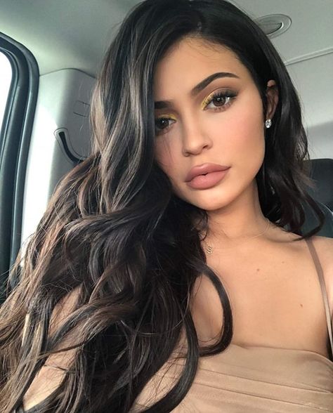 Kylie Jenner Long Hair, Looks Kylie Jenner, Jenner Makeup, Lipstick Hacks, Dark Brunette Hair, Brunette Hair With Highlights, Kylie Jenner Makeup, Kylie Cosmetic, Jenner Sisters