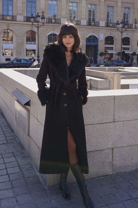 Black Coat With Fur Collar, Black Coat With Fur, Vienna Trip, Coat With Fur Collar, Coat With Fur, Long Black Coat, Coat Fur, Long Wool Coat, Faux Fur Collar