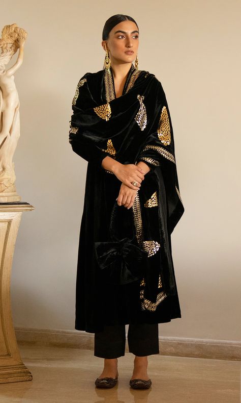 Bareen Foils - Black Straight velvet kurta with mashru pants and shawl – Ridhiiee Suuri Velvet Shawls Embroidery, Velvet Sharara, Velvet Shawls, Velvet Suit Design, Velvet Kurta, Velvet Dupatta, Modern Bridesmaid, Kurta Patterns, Embellished Clothing