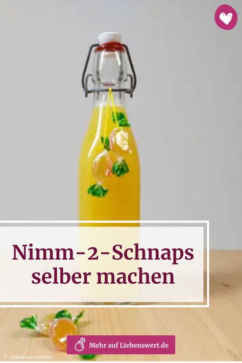 Nimm-2-Schnaps ist ein toller Partylikör aus nur drei Zutaten. Du kannst ihn einfach am Vortag vorbereiten und über Nacht stehen lassen – fertig ist der Trinkspaß. In hübschen Flaschen abgefüllt eignet sich der süße Schnaps auch als Geschenkidee zu Ostern, Weihnachten oder für zwischendurch. #nimmzwei #schnaps #selbermachen #rezepte #liebenswert Party Drinks, Nails Acrylic, Holiday Nails, Cocktail Drinks, Hot Sauce Bottles, Cold Drinks, Food And Drink, Yummy Food, Snacks