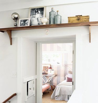 Above the door storage Old Apartments, Door Shelves, Diy Casa, Old Cottage, Home Goods Decor, Interior Modern, Cottage Living, Architecture Project, Bedroom Apartment