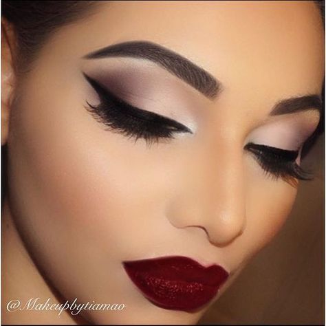 Want a look that packs a punch? Pucker up to these top-rated lipsticks #Gorgeousmakeup #BestSkinMoisturizer Smokey Eyes Tutorial, Color Vino, Makeup Tip, Smokey Eye Tutorial, Smink Inspiration, Beauty Make-up, Makijaż Smokey Eye, Jaclyn Hill, Makeup Goals