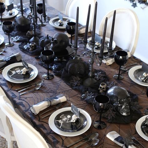 halloween decorations dinner party table setting tablescape Läskig Halloween, Halloween Table Settings, Soirée Halloween, Elegant Halloween Decor, Dinner Party Table Settings, Table Halloween, Halloween Tablecloth, Halloween Tablescape, Classy Halloween