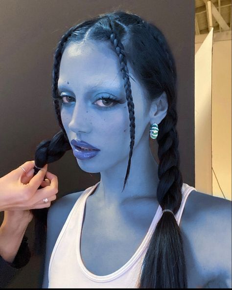 Alien Inspired Hairstyles, Alien Cosplay Makeup, Space Alien Makeup, Blue Alien Aesthetic, Hot Alien Costume, Alien Costume Hair, Blue Alien Makeup, Extraterrestrial Makeup, Blue Hair Characters Halloween