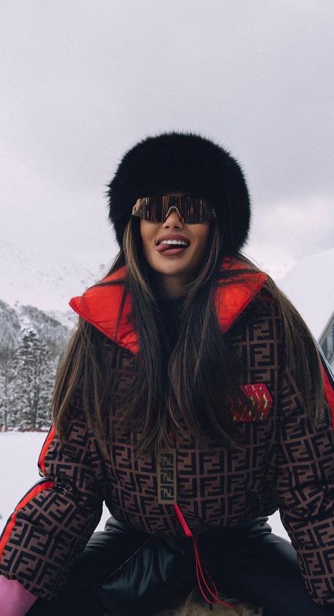 Ski Resort Outfits For Women, Winter Resort Outfits, Photo In Snow, Winter Clothing Aesthetic, Ski Resort Outfit, Mountain Photo Ideas, Ski Outfits For Women, Snow Outfits For Women, Winter Vacation Outfits