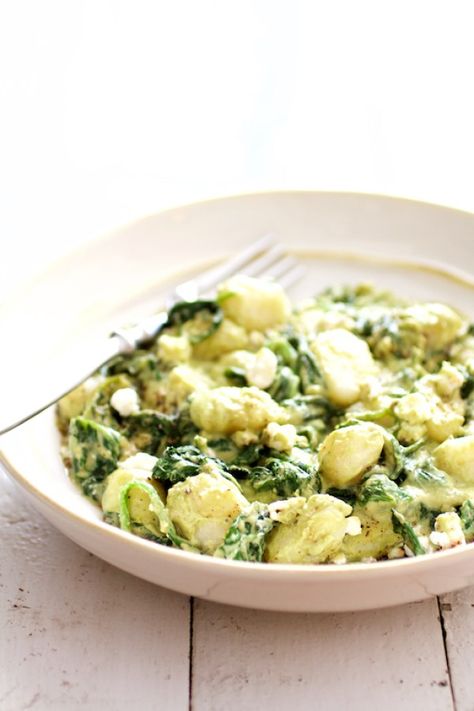 Gnocchi with Avocado Goat Cheese Sauce and Spinach Gnocchi With Spinach, Avocado Goat Cheese, Goat Cheese Sauce, Gnocchi Sauce, White Sauce Pasta, Goat Cheese Recipes, Cheese Sauce Recipe, Gnocchi Recipes, Quick And Easy Dinner