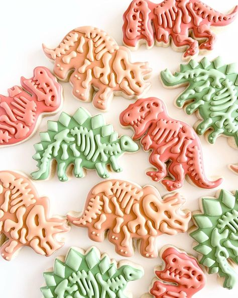 Dinosaur Royal Icing Cookies, Dinosaur Theme Cookies, Dinosaurs Cookies, Dinosaur Macarons, Dinosaur Iced Cookies, Dinosaur Royal Iced Cookies, Cupcake Cookies Decorated, Pastel Dinosaur Cookies, No Bake Sugar Cookies