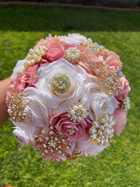 Handmade Quinceañera Bouquet/ Wedding. With Blush and Ivory Roses. Finished off with Gold brooches. Has extra Brooches, decorative with lace on the bottom, handle with crystal brooch. *Please note brooches can change in style due to availability.* Decor / color combinations can be changed upon request. {This is a made to order Bouquet} Quinceanera Flowers, Wedding Dresses Pink, Sunflower Bridal Bouquet, Quinceanera Bouquet, Bell Gardens, Random Products, Luxury Flower Bouquets, Bridal Sunflowers, Makeup Images