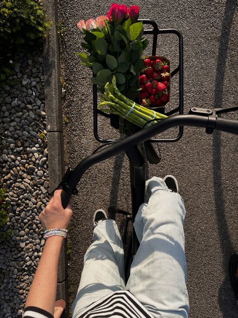 Bike Basket Aesthetic, Linework Practice, Basket Strawberries, Bike Picnic, Bike Riding Aesthetic, Aesthetic Bike Ride, Summer Bike Ride, Aesthetic Bike, Purple Bike