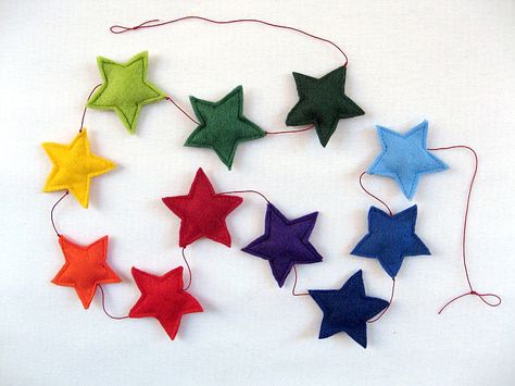 Luloveshandmade is a DIY & lifestyle blog about crafting, sewing, handlettering, food, theme parties, adventures and a colorful everyday life. Felt Star Garland, Diy Felt Garland, Stars Garland, Felt Stars, Felt Star, Rainbow Stars, For Christmas, Christmas Bunting, Felt Crafts Diy