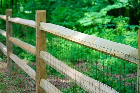 Split rail wood fence with wire mesh Fence With Wire, Pasture Fencing, Split Rail Fence, Horse Fencing, Dream Yard, Diy Fence, Front Yard Fence, Rail Fence, Garden Fire Pit