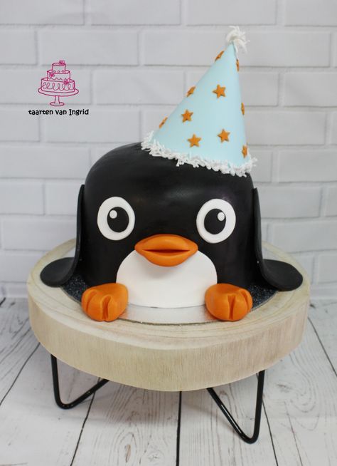 Penguin Smash Cake, Penguin Cake Birthday, Penguin Cake Ideas, Pingu Cake, Penguin Birthday Cake, Penguin Birthday Party, Winter Torte, Penguin Cake, Christmas Themed Cake