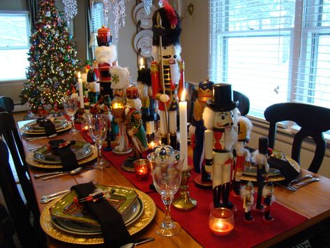 Christmas Table Set Up, Christmas Centrepiece Table, Nutcrackers Display, Nutcracker Christmas Party, Christmas Wrapping Diy, Christmas Table Ideas, Christmas Party Table, Nutcracker Christmas Decorations, Christmas Table Setting