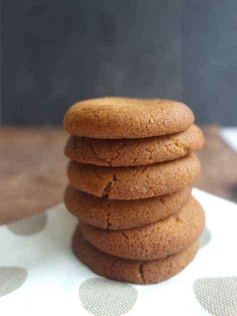 Ginger Nut Biscuits, Ginger Cookie Recipes, Uk Food, Ginger Biscuits, Just Like Heaven, Paul Hollywood, Ginger Nut, Yummy Mummy, Ginger Recipes