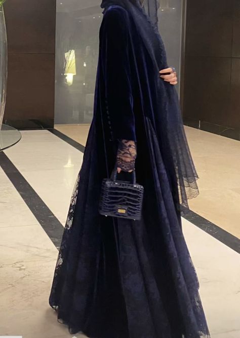 Abaya Designs Latest, Iranian Women Fashion, Arabian Beauty Women, Mode Abaya, Modesty Fashion, Abaya Designs, Arab Fashion, Abaya Dress, Jewelry Fashion Trends