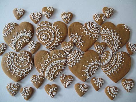 Hermosas galletas para una despedida de soltera :: Beautiful cookies for a bachelorette party or wedding Gingerbread Cookies Decorated, Lace Cookies, Shaped Cookies, Heart Shaped Cookies, Pretty Cookies, Heart Cookies, Valentine Cookies, Iced Cookies, Cute Cookies