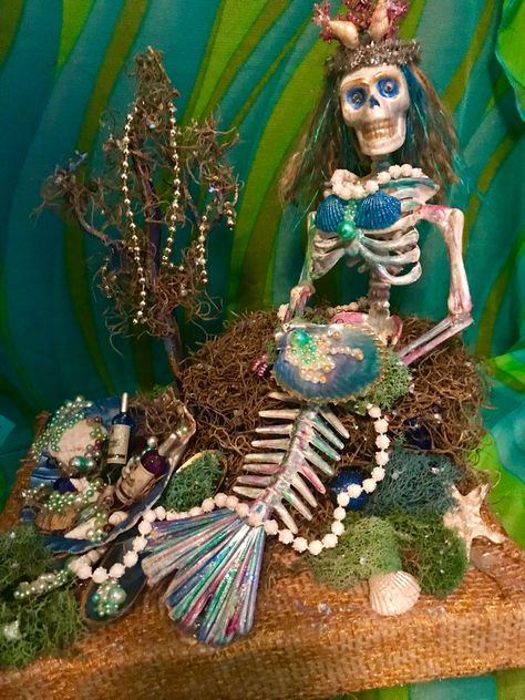 Halloween display, mermaids and skeltons under the sea Sea Witch Halloween Decor, Skeleton Mermaid Decoration, Sea Witch Decor, Halloween Under The Sea, Under The Sea Halloween, Mermaid Table Decorations, Coastal Halloween, Pirate Decorations, Mermaid Table