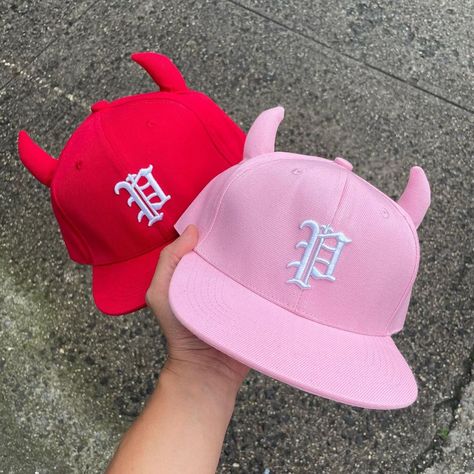 Snapback Hats Aesthetic, Headwear Aesthetic, Snapback Aesthetic, Aesthetic Rapper, Aesthetic Hats, Ny Hats, Pretty Backrounds, Rapper Aesthetic, Custom Fitted Hats